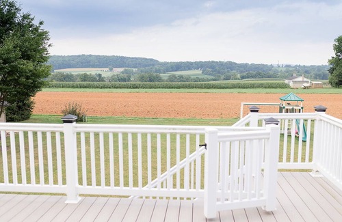 Martindale Apartamento | Amish Farmland View Private with a deck facing farmland. Close to attractions.