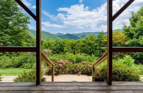 Candler Casa | Among the Clouds by AvantStay Views Hot Tub