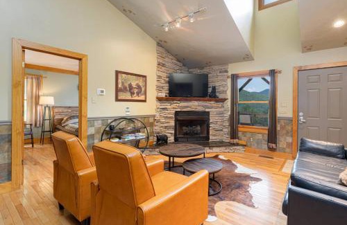 Candler Casa | Among the Clouds by AvantStay Views Hot Tub