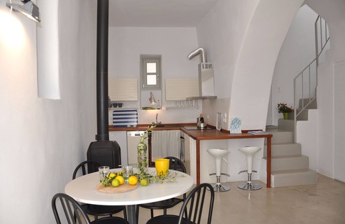 Amorgos Casa | AMORGOS Chora - Elegante residencia, patio y terraza con vistas al mar.