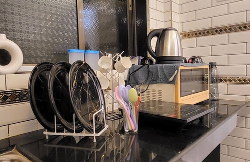 Bandra West Apartamento | Amour Bandra: A Cozy Affair at Chapel Rd