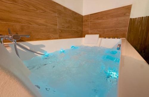 Rousson Casa | Amour l Romance l Chambre Secrète l Balnéo Massage