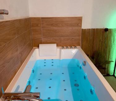 Rousson Casa | Amour l Romance l Chambre Secrète l Balnéo Massage