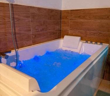 Rousson Casa | Amour l Romance l Chambre Secrète l Balnéo Massage