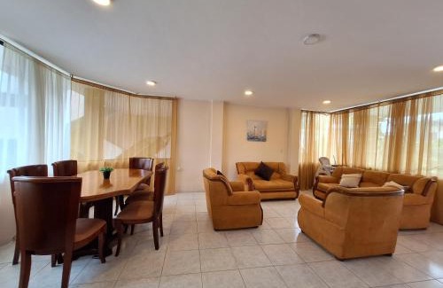 Santo Domingo de los Colorados Apartamento | Amplio departamento con garage y cerca al Shopping