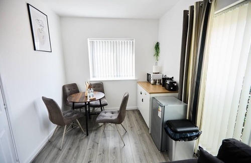 Everton Apartamento | Ampee Guest Suite-Free Parking