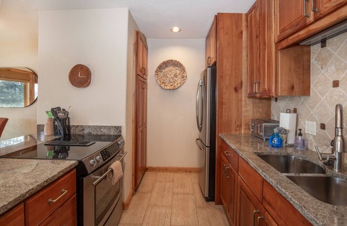 Dillon Condominio | Amphitheater | Hot Tub–Pool, Lake, 3BR
