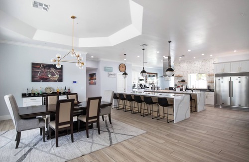 Rancho Solano Casa | Amplia y acogedora casa en el corredor central de Phoenix con alberca y gimnacio