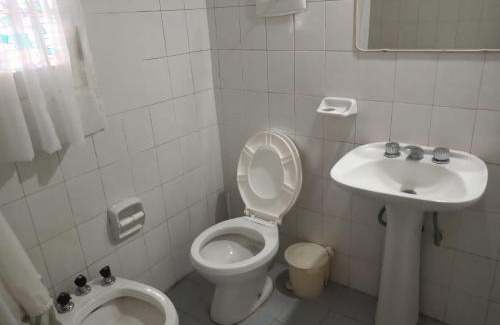 Mar de Ajó Apartamento | Amplia casa con fondo y estacionamiento a metros del mar