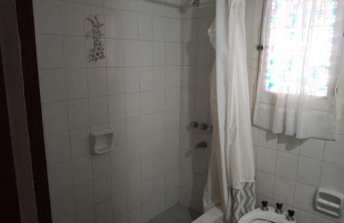 Mar de Ajó Apartamento | Amplia casa con fondo y estacionamiento a metros del mar