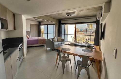 Constitución Apartamento | Amplio Loft con balcón sobre la Av 9 de Julio (6C)