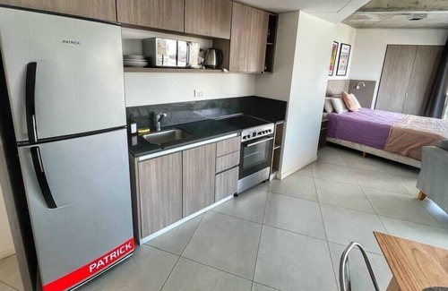 Constitución Apartamento | Amplio Loft con balcón sobre la Av 9 de Julio (6C)
