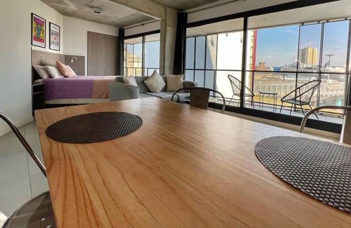 Constitución Apartamento | Amplio Loft con balcón sobre la Av 9 de Julio (6C)