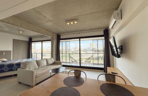 Constitución Apartamento | Amplio Loft con balcón sobre la Av 9 de Julio 6C