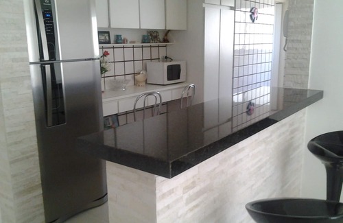 Tombo Apartamento | Amplio ap. Praia do Tombo 1 cama 02 camas. Con balcón cocina americana a 150m de la ma.