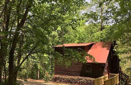 Clarkesville Cabina | Amy's Creek 2 - Dog Friendly Cabin with Creekside Views and Hot Tub