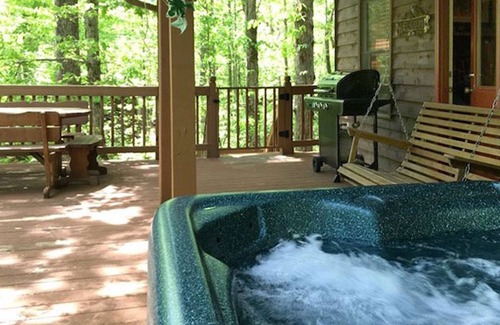 Clarkesville Cabina | Amy's Creek 2 - Dog Friendly Cabin with Creekside Views and Hot Tub
