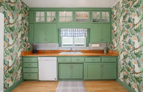 Redding Casa | Amy's Whinehouse Downtown