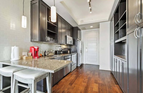 Uptown Apartamento | Amyfinehouse |Contemporary Studio Apt|Pool+Patio