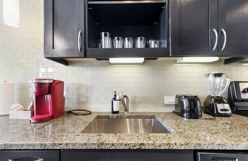 Uptown Apartamento | Amyfinehouse |Contemporary Studio Apt|Pool+Patio
