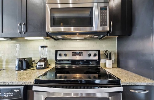 Uptown Apartamento | Amyfinehouse |Contemporary Studio Apt|Pool+Patio