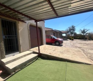 Moses Kotane Apartamento | Amza guest room