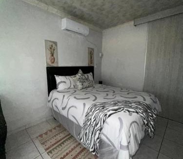 Moses Kotane Apartamento | Amza guest room