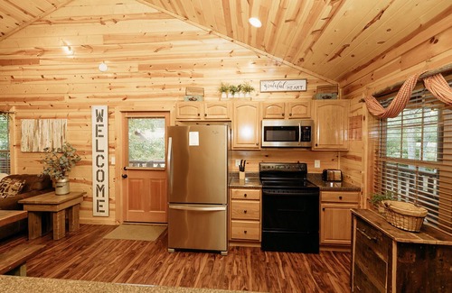 Gatlinburg - Pigeon Forge Cabina | An Absolutely Charming Cabin!!!