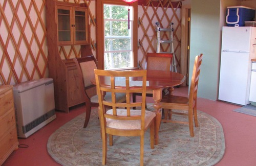 Elizabethtown Cabina | Una aventura de toda la vida: Adirondack Modern Yurt / Cabin en 15 acres