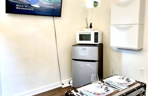 Candler-McAfee Apartamento | An Alice in Wonderland Themed Tiny Home, Fully-Fenced & Pet-Friendly