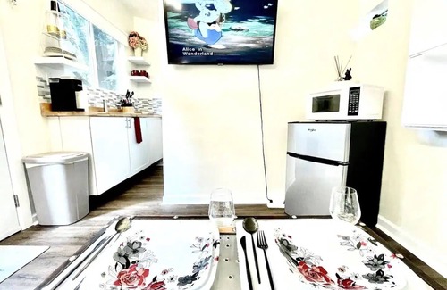 Candler-McAfee Apartamento | An Alice in Wonderland Themed Tiny Home, Fully-Fenced & Pet-Friendly