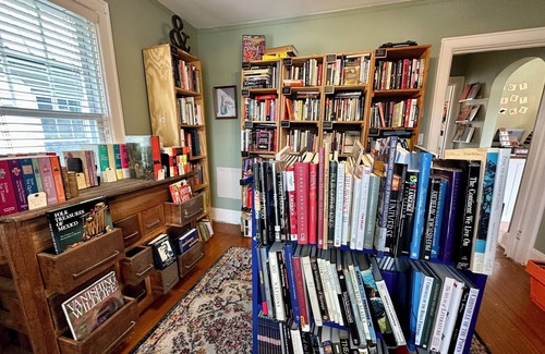 South Charleston Apartamento | An All-Access Bookstore Vacation in Charleston, West Virginia