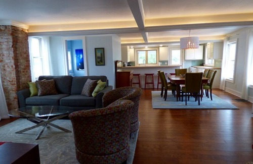 Decorah Apartamento | Un increíble apartamento en Water Street en el centro de Decorah