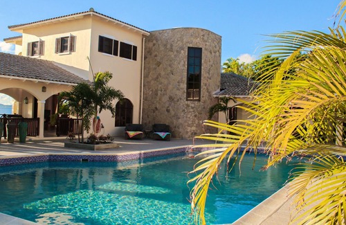Sabadeco Villa | Villa Blossom, una villa frente al mar con una gran piscina!