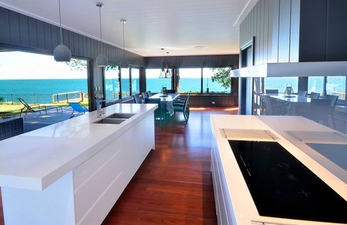 Amity Point Casa | An Awe-Inspiring Waterfront Retreat
