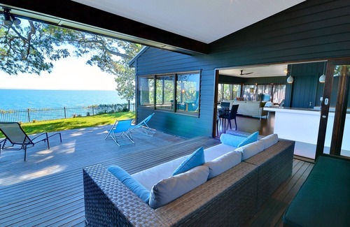 Amity Point Casa | An Awe-Inspiring Waterfront Retreat