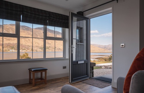 Dornie Casa | An Dòbhran - a spacious seaside luxury home