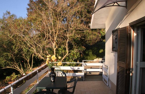 Montelarco Villa | Una amplia zona elegante, de la villa y aparcamiento privado