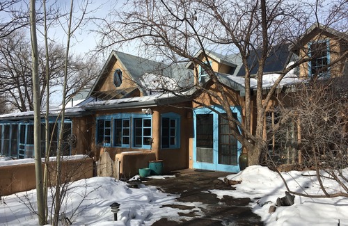 Taos Casa | Un elegante Taos Adobe bajo los árboles
