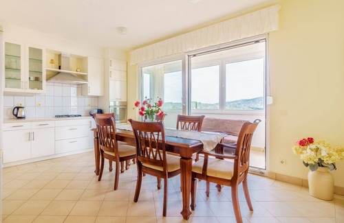 Pupnat Apartamento | Una residencia mediterránea elevada con vistas a la isla y al mar