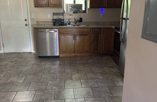 East Point Apartamento | An Elevated Stay 15 minutes from Benz Stadium