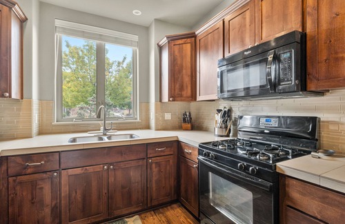 Southeast Bend Casa | An Epic Vacation in Beautiful Bend! Sleeps 6, Pet Friendly, Close to Old Mill