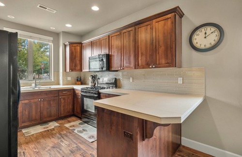 Southeast Bend Casa | An Epic Vacation in Beautiful Bend! Sleeps 6, Pet Friendly, Close to Old Mill