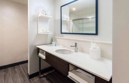 Snellville Casa | An Ideal Room for a Business Trip!