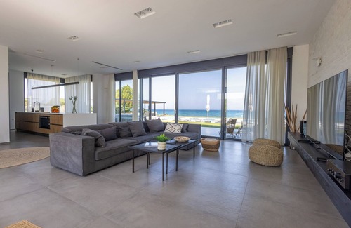 Kamiros Villa | Villa de lujo frente a la playa con piscina infinita de 100m2 y cancha de baloncesto