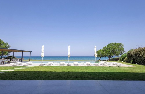 Kamiros Villa | Villa de lujo frente a la playa con piscina infinita de 100m2 y cancha de baloncesto