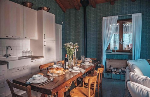 Levo Casa | Un oasis en medio de la naturaleza: casa de piedra de 3 habitaciones amueblada con buen gusto con estanque