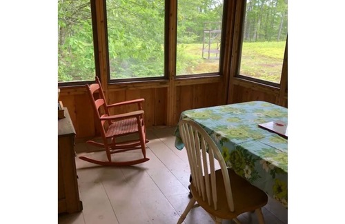 Waldoboro Cabina | An off-grid comfy cabin in a quiet corner of a midcoast organic farm