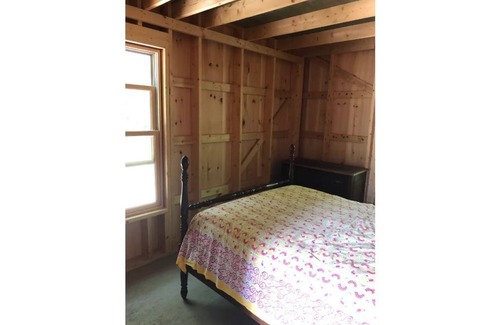 Waldoboro Cabina | An off-grid comfy cabin in a quiet corner of a midcoast organic farm