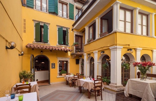 Caprino Veronese Hotel | una locanda antigua que es un hito italiano ... unos 200 años "DOUBLE 4"